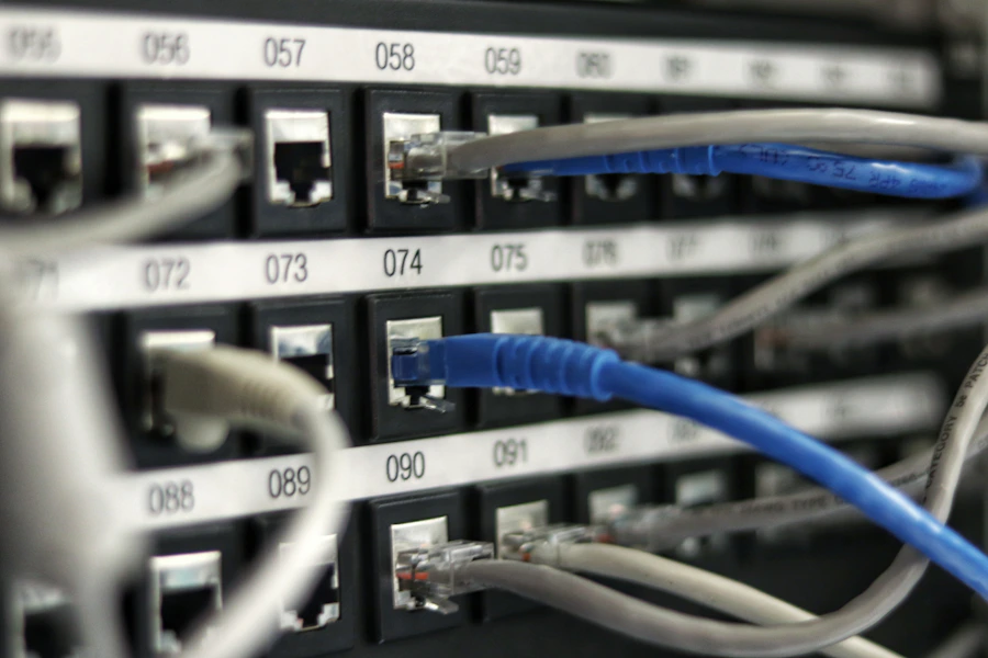Corredor de data center com fileiras de servidores em operação