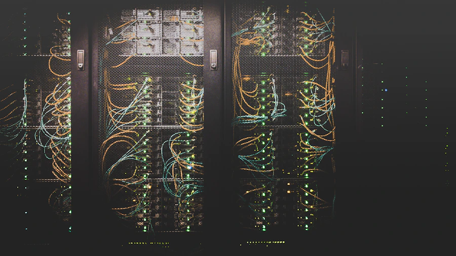 Servidores em data center iluminados em azul durante monitoramento contínuo