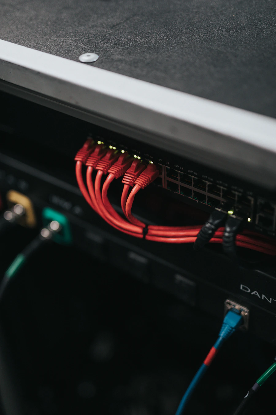 Corredor de data center com equipamentos de rede
